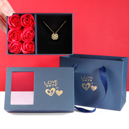 Kit Collier Trèfle en Cœur + Boîte avec Roses