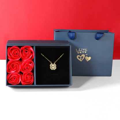 Kit Collier Trèfle en Cœur + Boîte avec Roses